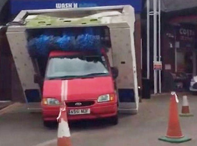 Владелец фургона разрушил автомойку и демонтировал сушилку в Британии ▶