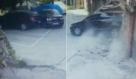 Автомобилистка, выезжая со двора, повредила три машины и разрушила кирпичную постройку в Китае (Видео)