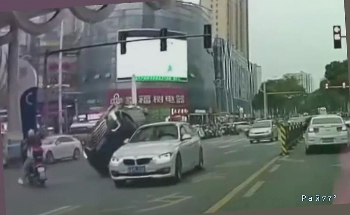 Мотоциклистка, подрезав легковушку, стала виновницей ДТП ▶️ Мотоциклистка, подрезав легковушку, стала виновницей ДТП ▶️