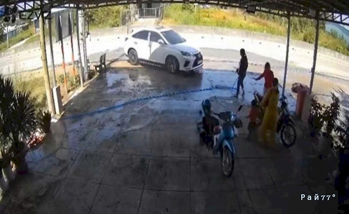 Мститель на автомобиле протаранил нескольких своих недоброжелателей ▶️