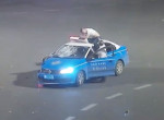 Неадекватный мотоциклист, столкнувшись с такси, оказался на крыше легковушки