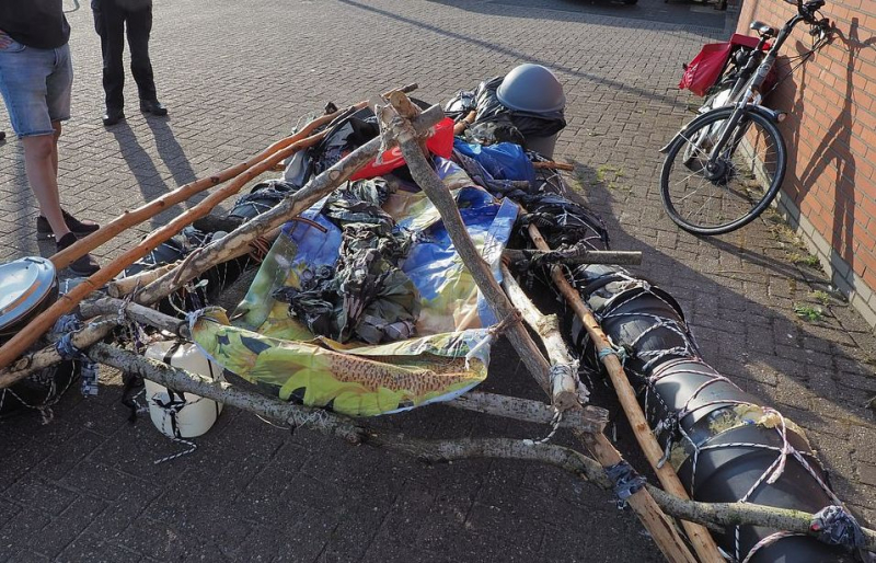 Голландские пограничники перехватили отважного эмигранта, сплавляющегося на плоту из мусора ▶