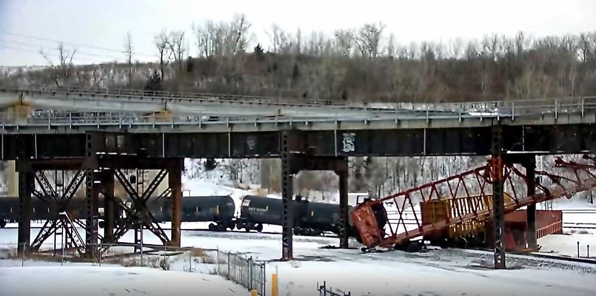Крушение грузового состава попало на видео в США