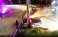 Легковушка, пролетевшая мимо полицейских экипажей, врезалась в столб и попала на видео в США