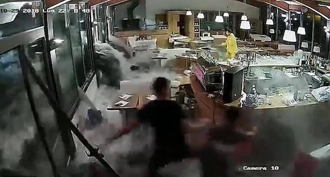 Массивная волна разбила окна ресторана и повергла в панику официантов в Италии