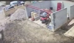 Водитель миниэкскаватора совершил крайне неудачный заезд на стройплощадку и получил балкой по голове (Видео)