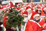 Тысячи разнополых «Санта - Клаусов» вышли на улицы Вуллонгонга, Лондона и Нью - Йорка + зомби вечеринка в Австралии (Видео) 91