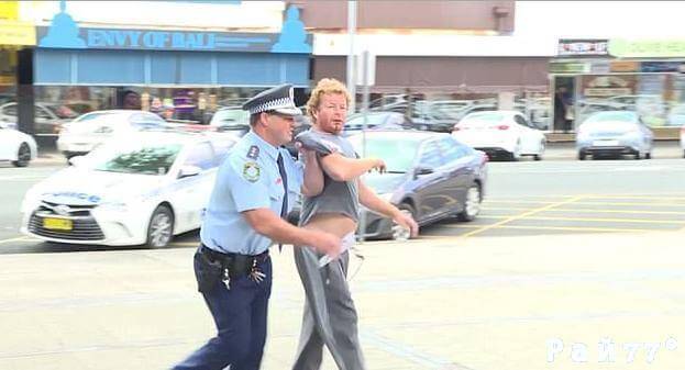 Пьяный мужчина прервал пресс - конференцию полицейского в Австралии. (Видео)