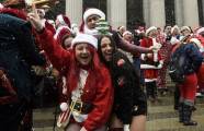 Тысячи разнополых «Санта - Клаусов» вышли на улицы Вуллонгонга, Лондона и Нью - Йорка + зомби вечеринка в Австралии (Видео) 153