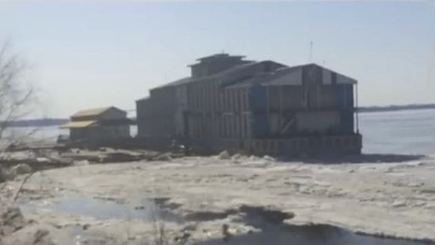 Из за таяния льда, двухэтажный ресторан уплыл вниз по Волге (Видео)