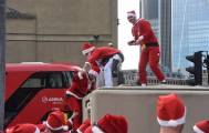 Тысячи разнополых «Санта - Клаусов» вышли на улицы Вуллонгонга, Лондона и Нью - Йорка + зомби вечеринка в Австралии (Видео) 130