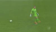Голкипер допустил курьёзную ошибку во время футбольного матча в Германии (Видео)