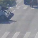 Китаянка, сидящая за спиной мотоциклиста, продолжила движение на крыше сбившего их автомобиля. (Видео)