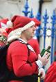 Тысячи разнополых «Санта - Клаусов» вышли на улицы Вуллонгонга, Лондона и Нью - Йорка + зомби вечеринка в Австралии (Видео) 46