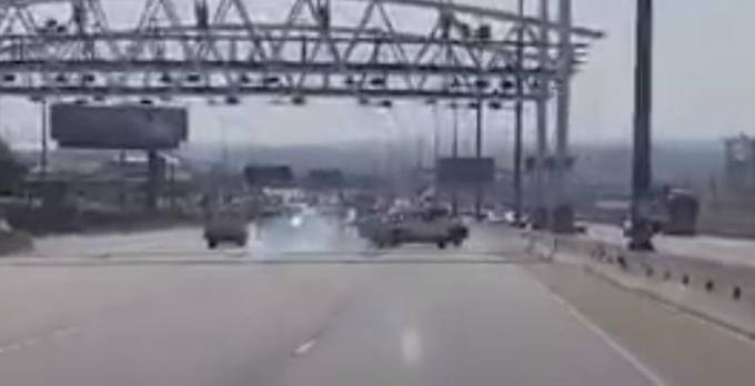 Свидетели чудовищного ДТП заблокировали автомобиль виновника катастрофы в ЮАР. (Видео)