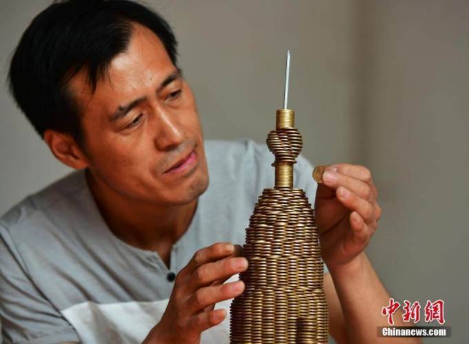 Суи Лиго, проживающий в деревне Дунфу (провинция Хэбэй) тратит всё своё свободное время на строительство различных конструкций, используя 30000 монет.