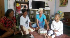 Питон чуть не проглотил пожилую монашку в Тайланде. (Видео) 2