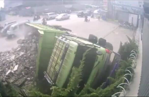 Самосвал, гружёный строительными отходами, перевернулся на автотрассе в Индонезии. (Видео)