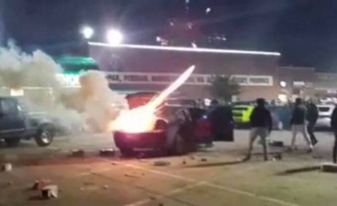 Более 600 фейерверков взорвались в багажнике автомобиля на автостоянке в США. (Видео)