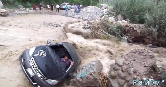 Автовладелец чудом спасся при попытке пересечь вышедшую из берегов реку в Перу. (Видео)