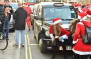 Тысячи разнополых «Санта - Клаусов» вышли на улицы Вуллонгонга, Лондона и Нью - Йорка + зомби вечеринка в Австралии (Видео) 117