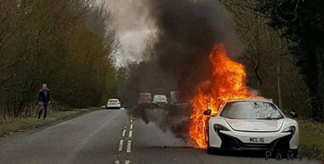 McLaren 650S Spider стоимостью 215000£ сгорел на британской автотрассе.