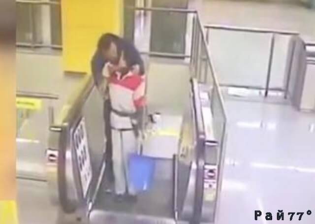 Китаец, чтобы не платить за билет в метро, поцеловал уборщицу (Видео)