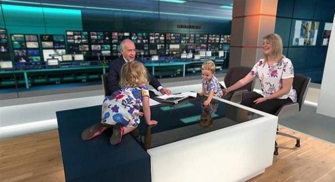 Маленькая британка забралась с ногами на стол ведущего во время прямого эфира на канале ITV News. (Видео)