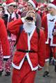 Тысячи разнополых «Санта - Клаусов» вышли на улицы Вуллонгонга, Лондона и Нью - Йорка + зомби вечеринка в Австралии (Видео) 118