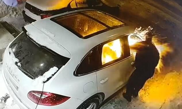Неудачливый поджигатель автомобиля, получивший ожоги лица, объявлен в розыск в Канаде (Видео)