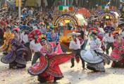 Тысячи мексиканцев приняли участие в параде, посвящённом дню мёртвых в Мехико. (Видео) 4