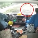 Легковой автомобиль проехал между передних колёс грузовика в Китае. (Видео)