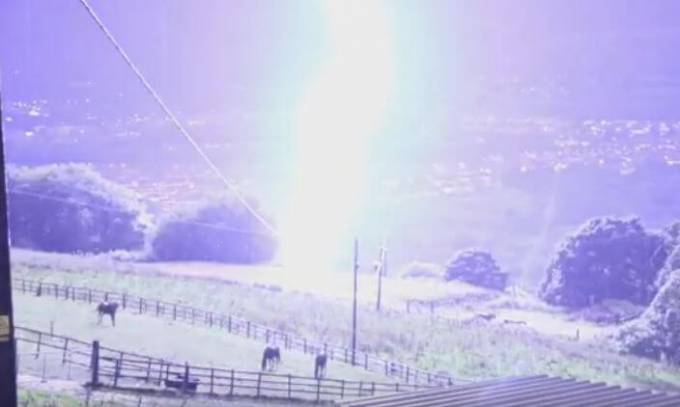 Невероятный момент: молния осветила ночной пейзаж и пасущихся на поле лошадей в Британии (Видео)