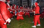 Тысячи разнополых «Санта - Клаусов» вышли на улицы Вуллонгонга, Лондона и Нью - Йорка + зомби вечеринка в Австралии (Видео) 29