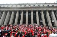 Тысячи разнополых «Санта - Клаусов» вышли на улицы Вуллонгонга, Лондона и Нью - Йорка + зомби вечеринка в Австралии (Видео) 158