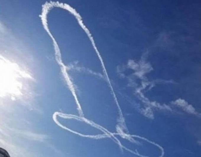 Лётчика, нарисовавшего «непристойный образ» в небе, уволили из ВМС США. (Видео)