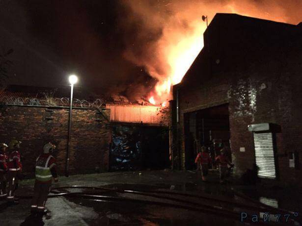 Более 60 пожарных были задействованы в тушении загоревшегося прошлой ночью, 18 февраля промышленного здания в городе Манчестер (графство Большой Манчестер).