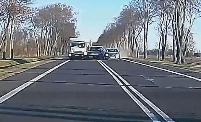 Двойной обгон закончился автокатастрофой в Польше (Видео)
