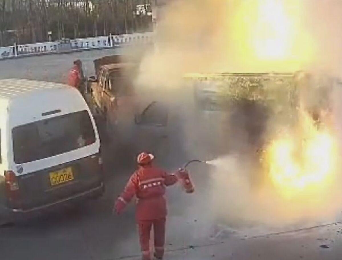 Фургон с дырявым бензобаком загорелся на китайской АЗС