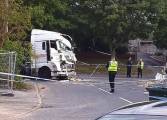Угонщик на грузовике, уходя от полицейской погони, снёс стену особняка в Британии (Видео) 1