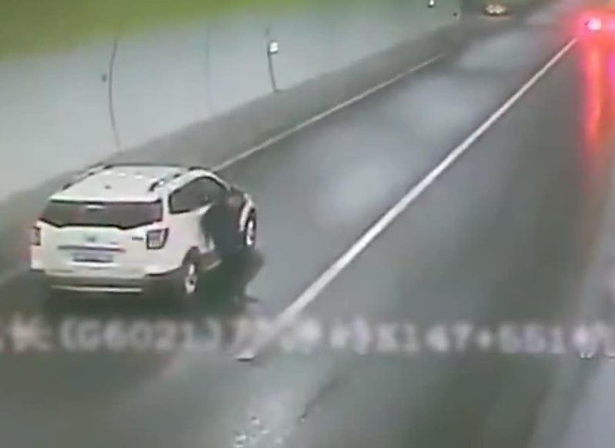 Автомобилист, сделав остановку в тоннеле, оказался в центре дорожного инцидента