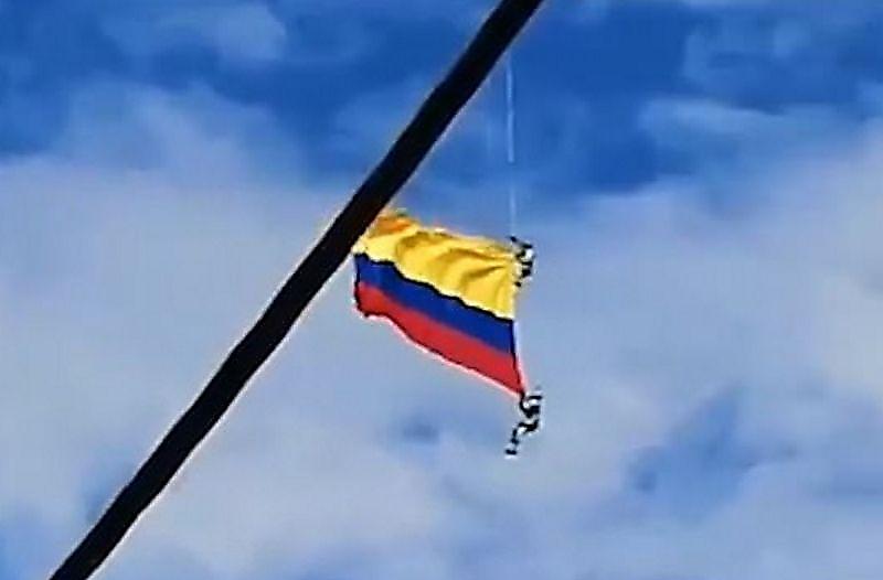 Два солдата, державшихся за флаг, привязанный к вертолёту, сорвались вниз в Колумбии ▶