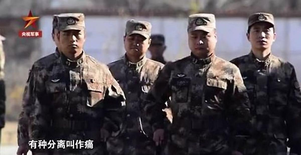 Китайский солдат не смог сдержать слёз, прощаясь с неизлечимо больным верным псом