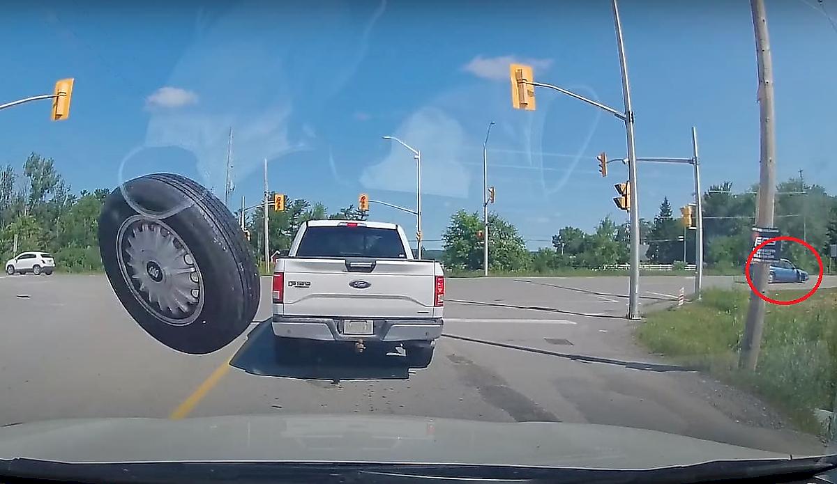 Отлетевшее колесо отвлекло внимание водителя и попало на видео в Канаде