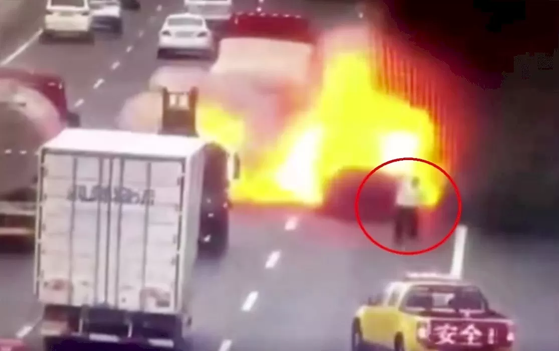 Полицейский, пробегая мимо горящего грузовика, чудом не сгорел в Китае