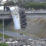 Водитель фуры, проезжая по мосту, чуть не обрушил грузовик на автотрассу и «избавился» от груза в Австралии (Видео)