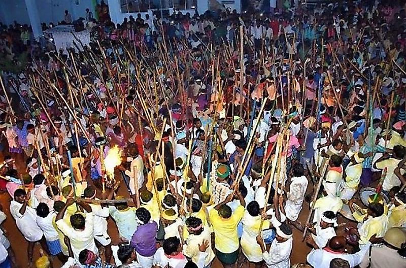 50 индийских паломников пострадали в ежегодном побоище на палках ▶