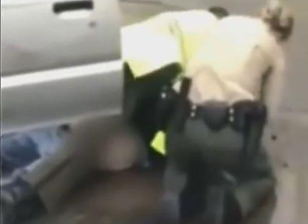Двое неудачливых полицейских лишились автомобиля во время ареста злоумышленника в США (Видео)