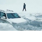 Китайский водитель, проложивший маршрут по тонкому льду, утопил свой автомобиль ▶