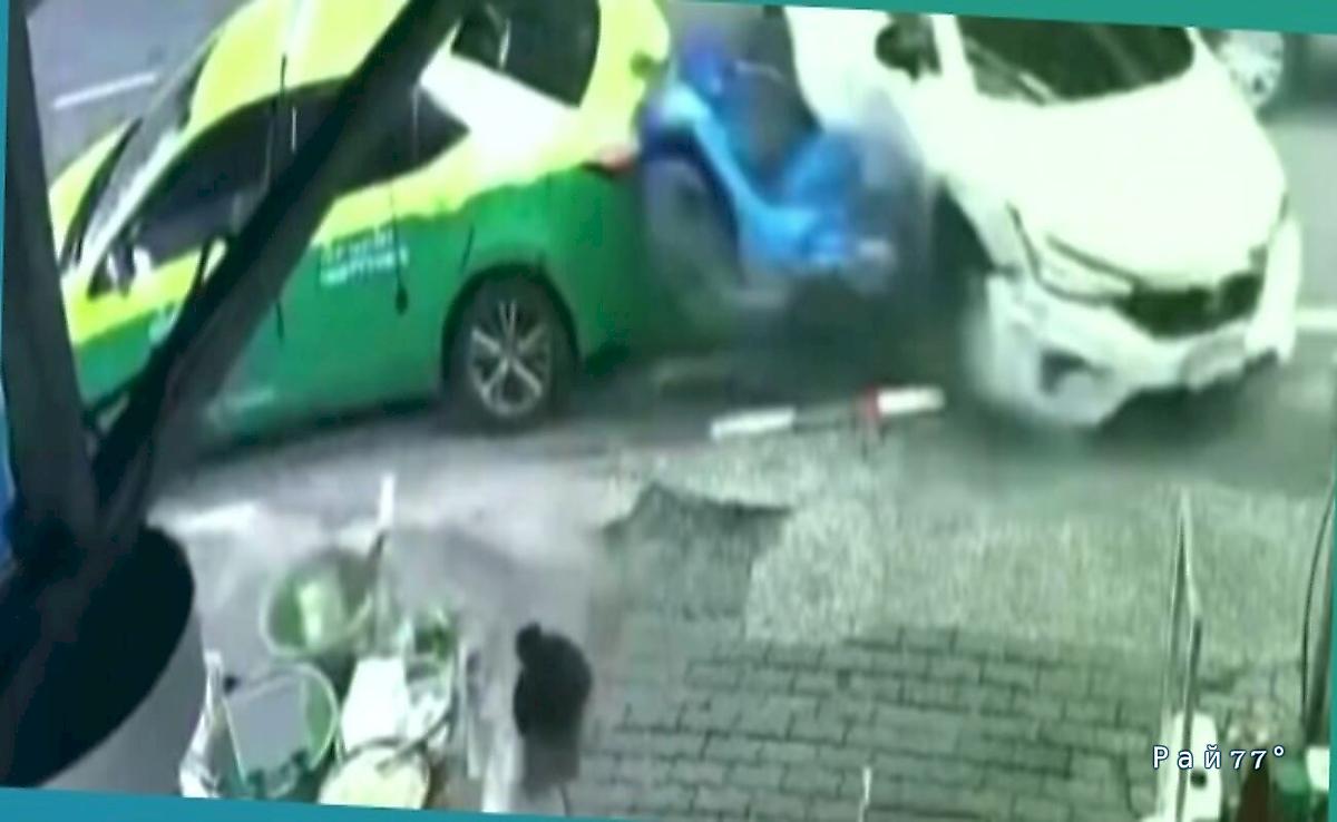 Мчавшийся на высокой скорости седан врезался в пять автомобилей в Таиланде ▶️ Мчавшийся на высокой скорости седан врезался в пять автомобилей в Таиланде ▶️